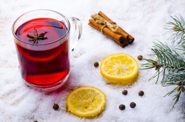 bir masada sıcak şarap bardağı