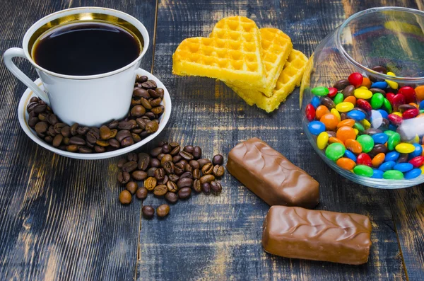 Taza de café con caramelos —  Fotos de Stock