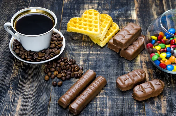 Taza de café con caramelos —  Fotos de Stock
