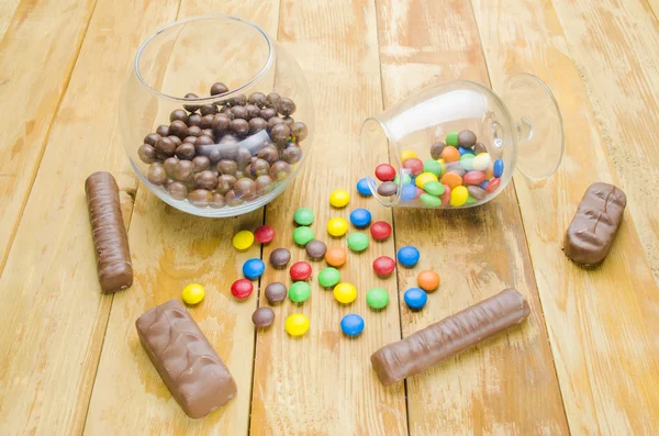 Caramelos multicolores sobre un fondo de madera —  Fotos de Stock