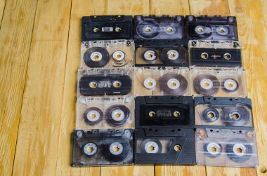 ahşap bir masa teyp kartuşu