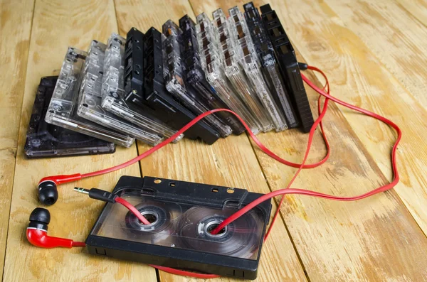 Kazeta pro magnetofon na dřevěný stůl — Stock fotografie