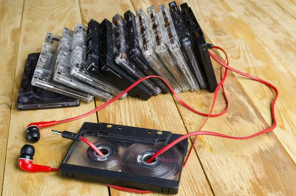 De cartridge voor de bandrecorder op een houten tafel — Stockfoto