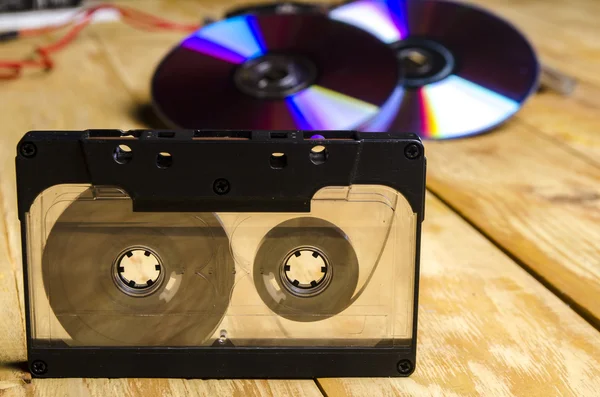 木製のテーブルにテープ レコーダー用カートリッジ — ストック写真