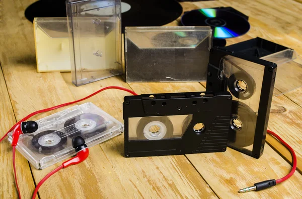 El cartucho para la grabadora en una mesa de madera —  Fotos de Stock
