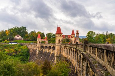 Bila Tremesna, Çek Cumhuriyeti - 25-08-2020: Küçük hidroelektrik santrali Krallık Ormanı