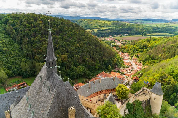 Torenspits van kasteel Karlstein op de achtergrond van het dorp in de zomer — Stockfoto