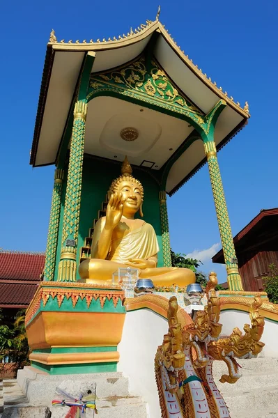 Smukt tempel ved Vang Vieng, Vientiane provinsen, Laos . - Stock-foto