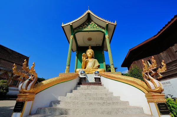 Hermoso templo en Vang Vieng, provincia de Vientiane, Laos . —  Fotos de Stock