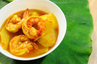 Lezzetli Tay geleneksel yemeği. Ekşi demirhindi hamur beyaz kase yapılmış dilimlenmiş papaya ile taze karides çorbası