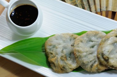 Çin pırasa tatlı plat üzerinde buğulama