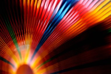 Arka plan üzerinde bulanık renkli kağıt.