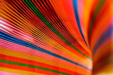 Arka plan üzerinde bulanık renkli kağıt.