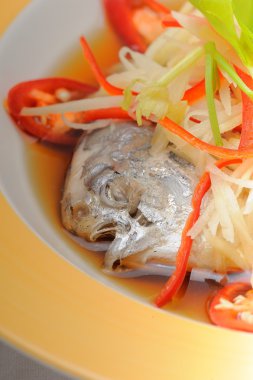 Soya soslu balık buğulama