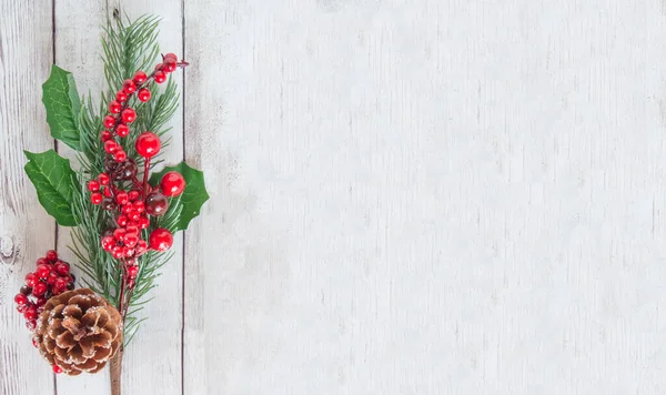 Julgran gren med dekorationer på ett vitt träbord, ovanifrån Stockbild