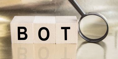 WOODEN küpündeki yazıyı bilgisayar, yazılım ve internet kategorilerinden gelen harf ve kelimelerle donatın