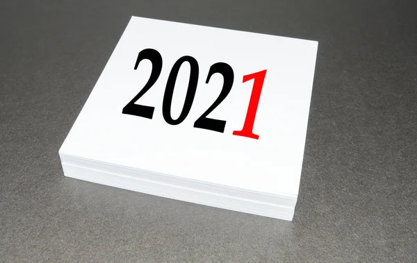 Yeni yıl konsepti 2021 'de siyah bir arkaplan üzerine yazılmış.