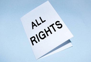 Mavi arkaplanda All Right ifadesi, her durumda başarıyı gösteren bir kavram fotoğrafı