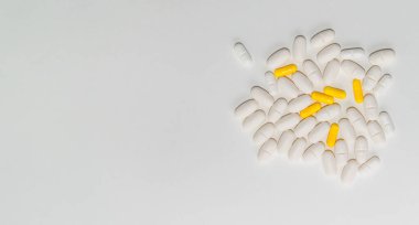 Beyaz arkaplanda bir grup beyaz ve sarı tablet, yakın plan, kopyalama alanı, metin için boşluk, pankart