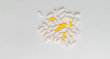 Beyaz arkaplanda bir grup beyaz ve sarı tablet, yakın plan, kopyalama alanı, metin için boşluk, pankart