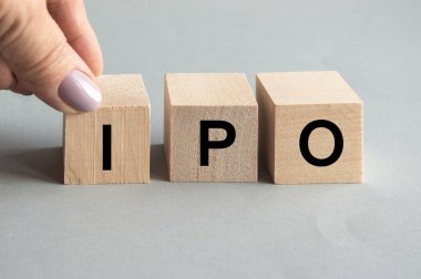 Tahta küplere yazılı halka arz, küpü gri arka plana koyar, hisse senetlerine yatırım yapma kavramı.