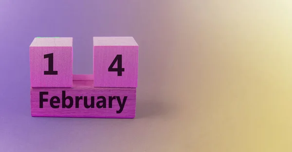 Βαθμίδα ανοιχτό μωβ ροζ φόντο με ξύλινο ημερολόγιο μπλοκ με ημερομηνία 14 Φεβρουαρίου με αντίγραφο χώρο και χώρο για το κείμενό σας — Φωτογραφία Αρχείου