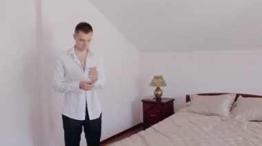 Damat gömlek giyiyor