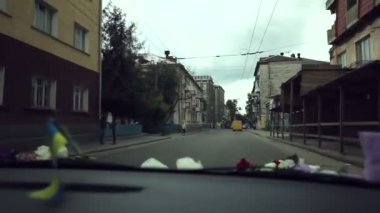Arabanın düğün süsü.