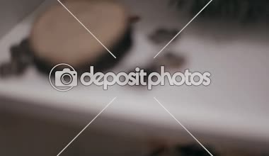 Yeni yıl süslemeleri ile raf