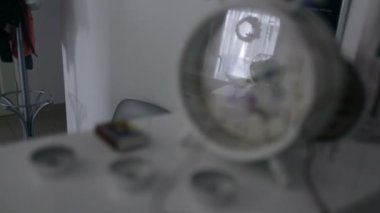 Çalar saat ve mumlar