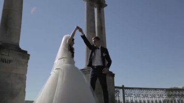 Gelin ve damat birlikte dans