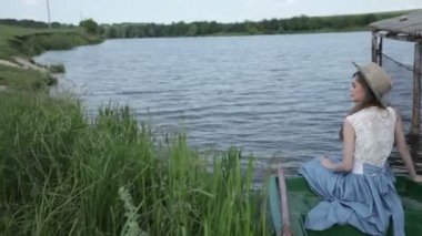 tekne içinde genç kadın