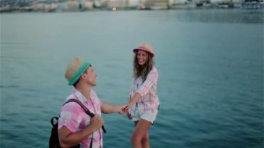 Sahil üzerinde duran yeni evliler