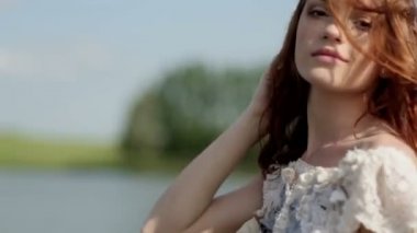 Gölün yanında genç bir kadın