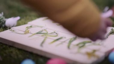 Bahar dekorasyon hazırlanıyor eller