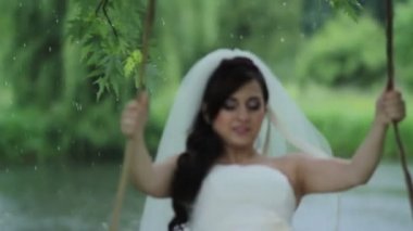 salıncak üzerinde güzel gelin