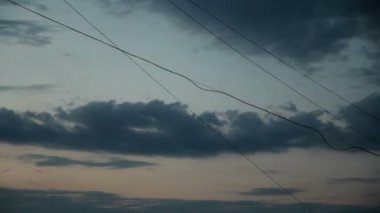 Gökyüzündeki kara bulutlar