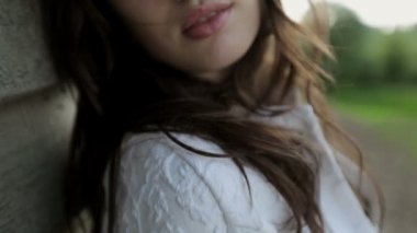 genç kadının yanına ahşap ev