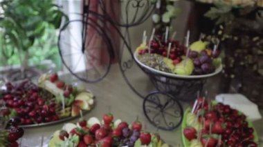 Büfe masa meyve ile