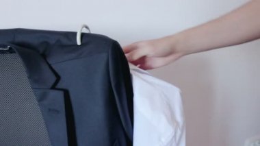 Adam alarak gömlek askısı