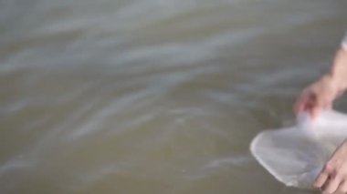 genç kadın içinde ıslak elbise