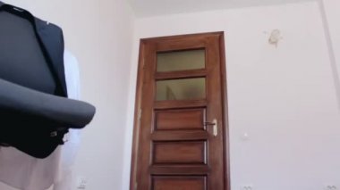 Adam alarak gömlek askısı