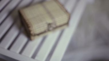 sandalye sürpriz kutusu