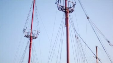 direk ve mavi gökyüzü