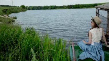 tekne içinde genç kadın