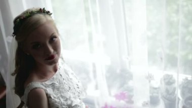 Pencerede ayakta gelin