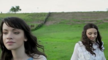 genç kadın alan içinde