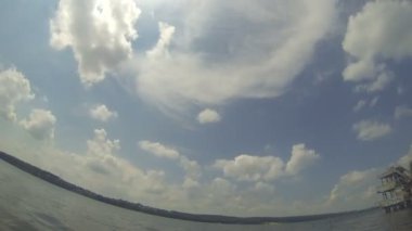 beyaz bulutlar gökyüzü üzerinde