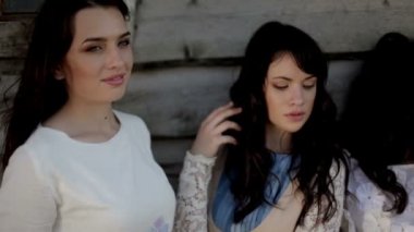 Ahşap evin yakınındaki genç kadın