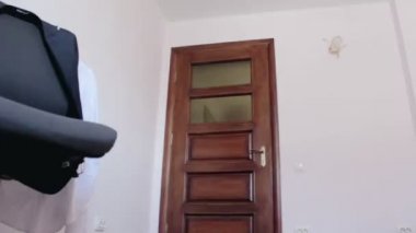 Adam alarak gömlek askısı